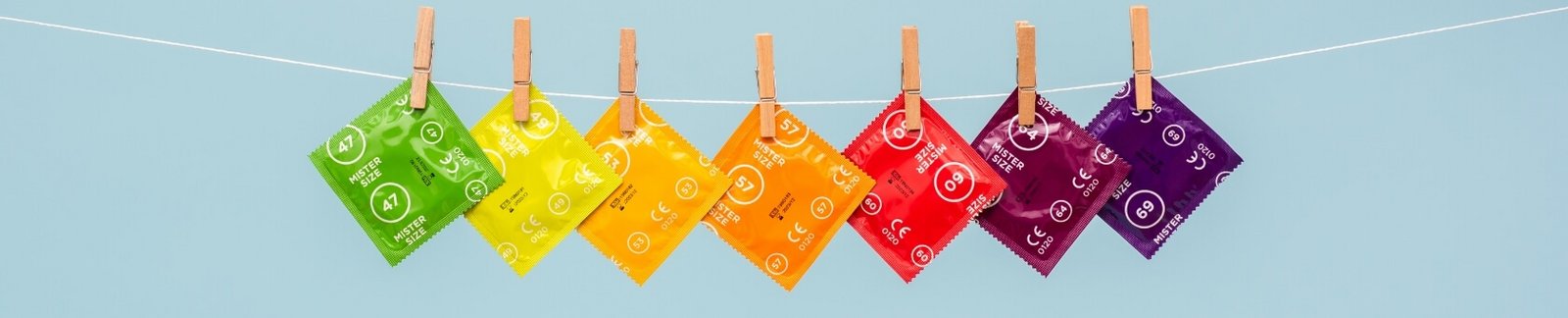 7 preservativos Mister Size no varal