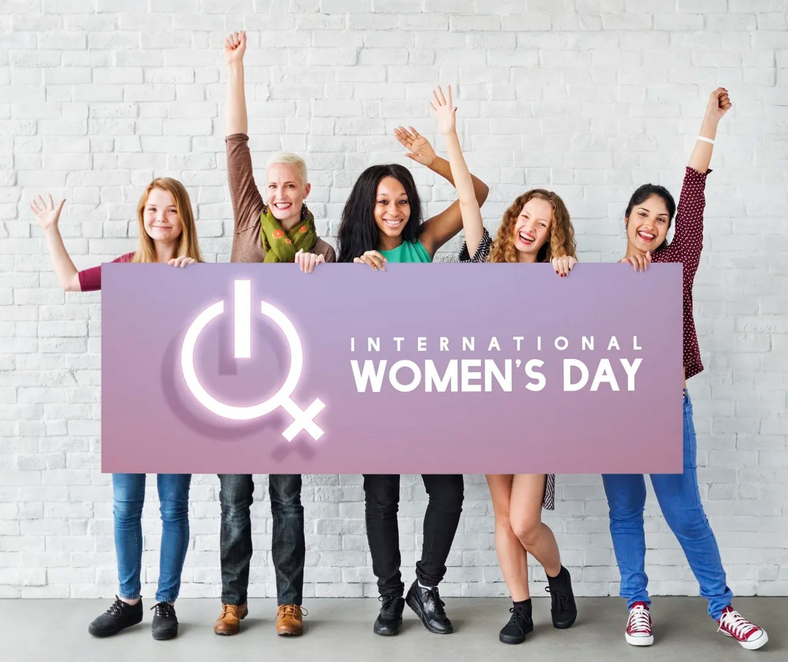 Mulheres por detrás de um sinal para o Dia Internacional da Mulher 2023