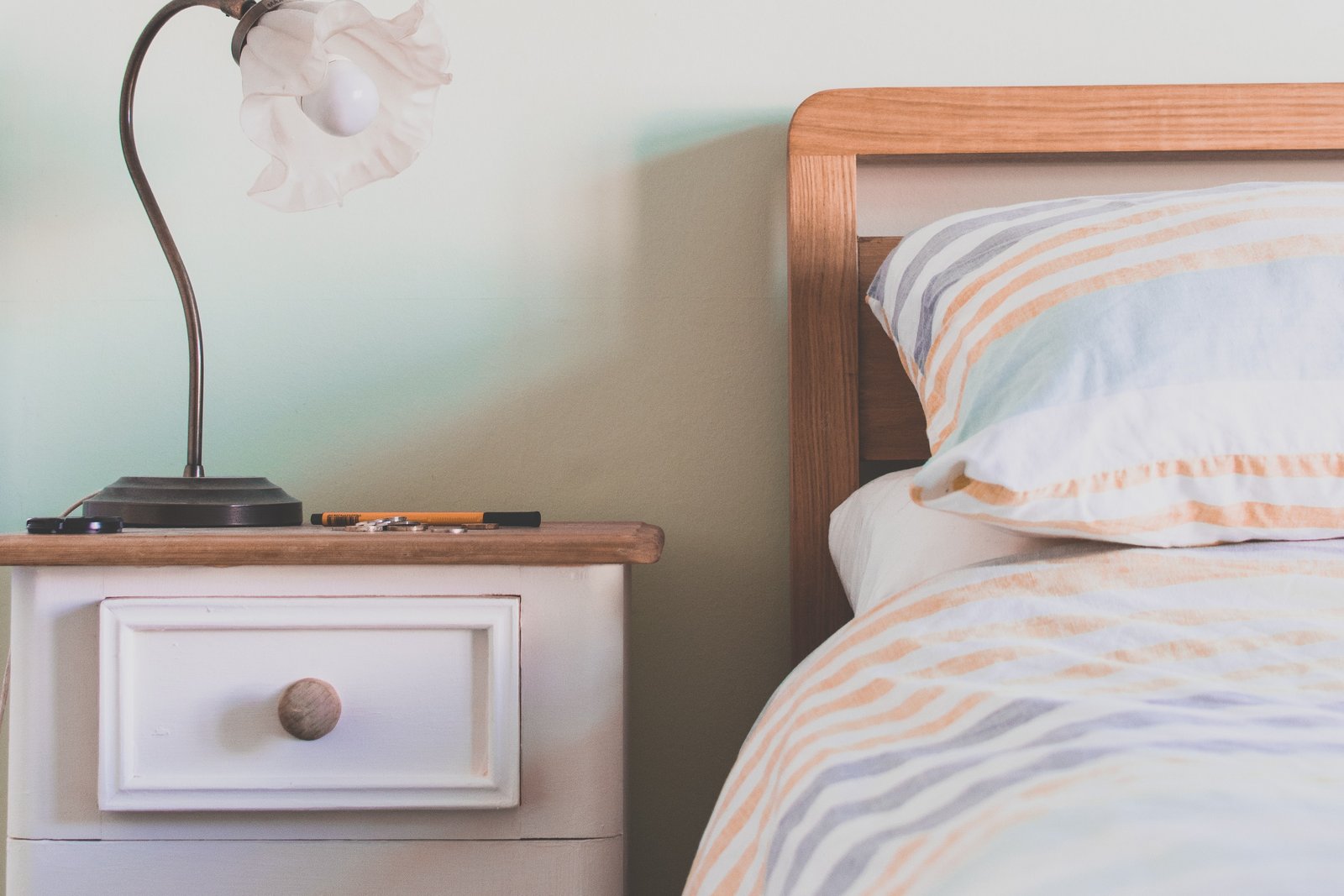 Mesa de cabeceira ao lado da cama para guardar preservativos