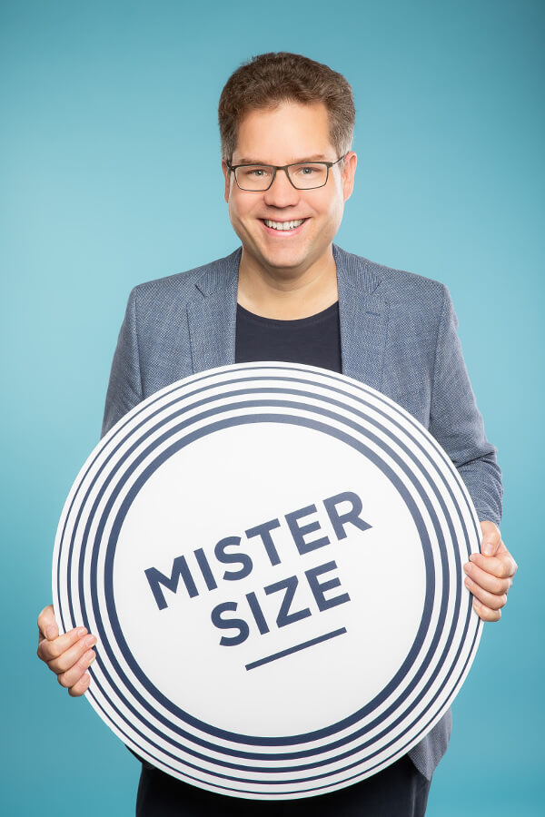 Jan Vinzenz Krause com o logotipo MISTER SIZE